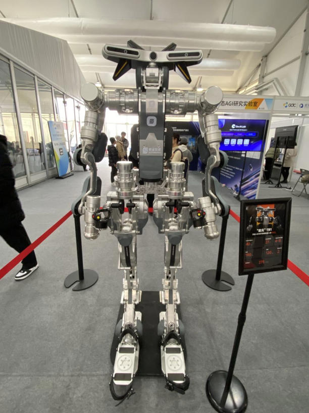 踢球遛狗搬重物……这届GDC大会,人形机器人有多吸睛? 踢球遛狗搬重物……这届GDC大会,人形机器人有多吸睛?(图6)