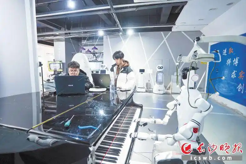 湖南超能机器人火了!多款爆款产品,覆盖全生命周期健康服务(图1) 湖南超能机器人火了!多款爆款产品,覆盖全生命周期健康服务(图1)