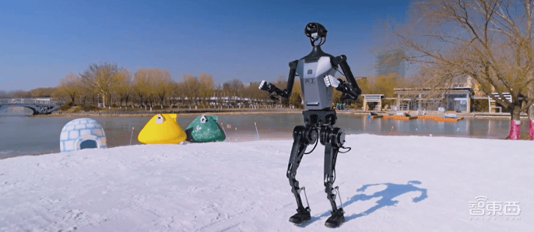 天工机器人：连续攀爬百级阶梯，雪地高速奔跑，刷新人形机器人能力极限！(图1)