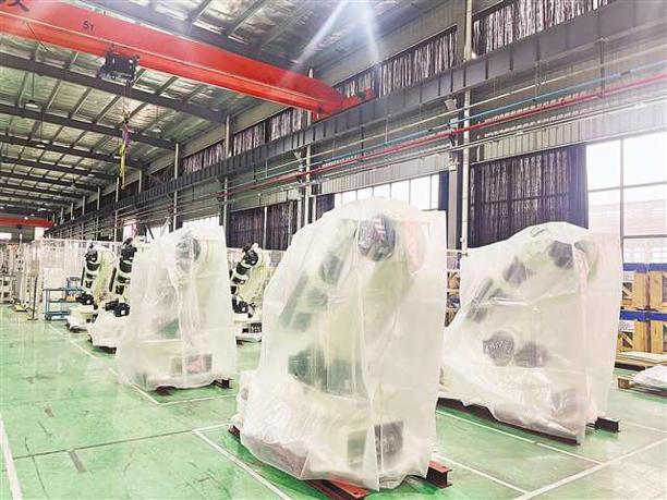 生产线“火力全开” 机器人忙着生产机器人(图1) 生产线“火力全开” 机器人忙着生产机器人(图1)