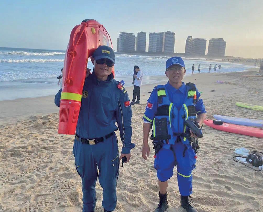 海南万宁:机器人和冲浪教练联手救起落水者(图1) 海南万宁:机器人和冲浪教练联手救起落水者(图1)
