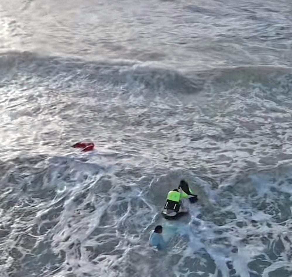 海南万宁:机器人和冲浪教练联手救起落水者(图3) 海南万宁:机器人和冲浪教练联手救起落水者(图3)