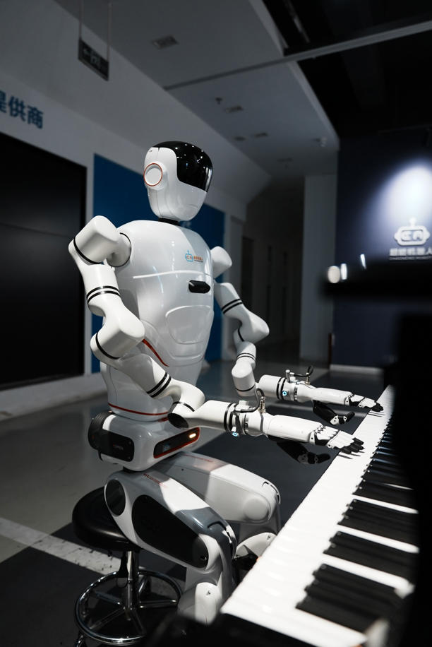 能端茶送水弹钢琴！全球首个健康陪护人形机器人“湘江1号”亮相 湖南企业自主研发(图1)