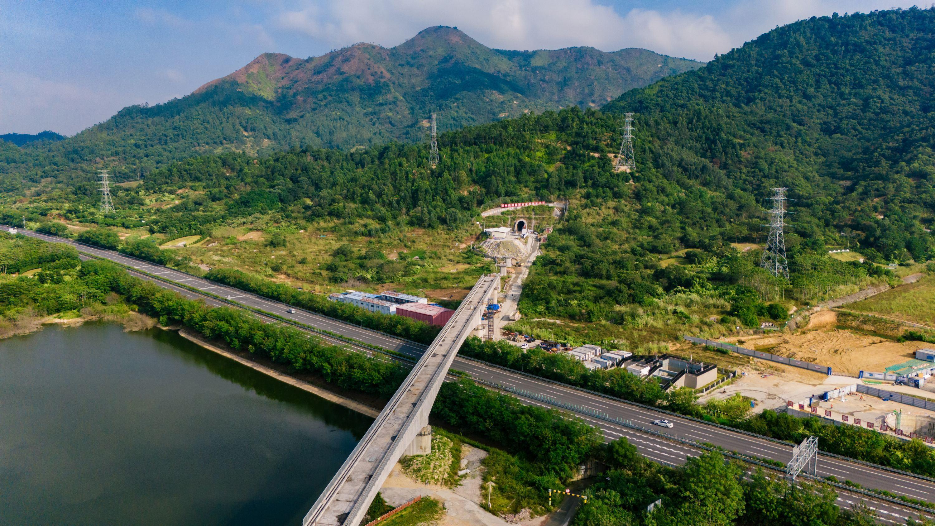 揭惠铁路新锡隧道贯通(图1) 揭惠铁路新锡隧道贯通(图1)