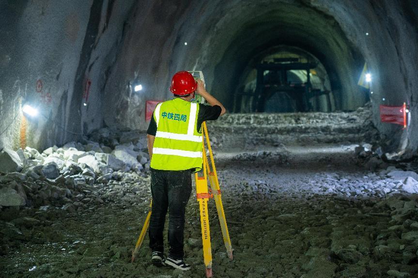 揭惠铁路新锡隧道贯通(图2) 揭惠铁路新锡隧道贯通(图2)