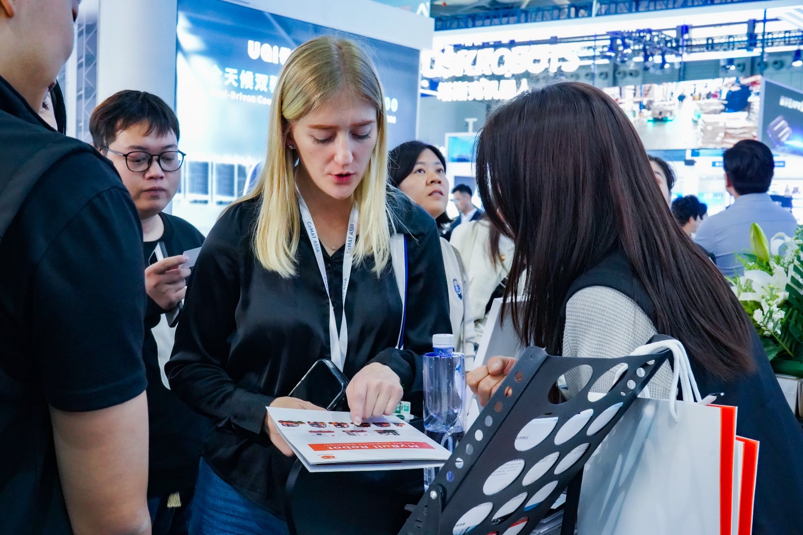 圆满收官CeMAT | 铁木牛以机器人产品与技术推动数智化变革 引领物流搬运新生态(图2) 圆满收官CeMAT | 铁木牛以机器人产品与技术推动数智化变革 引领物流搬运新生态(图2)