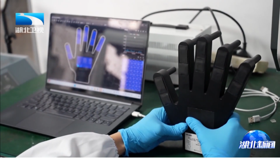 新年换“新衣”！200多台人形机器人穿上湖北造“服装”(图3)