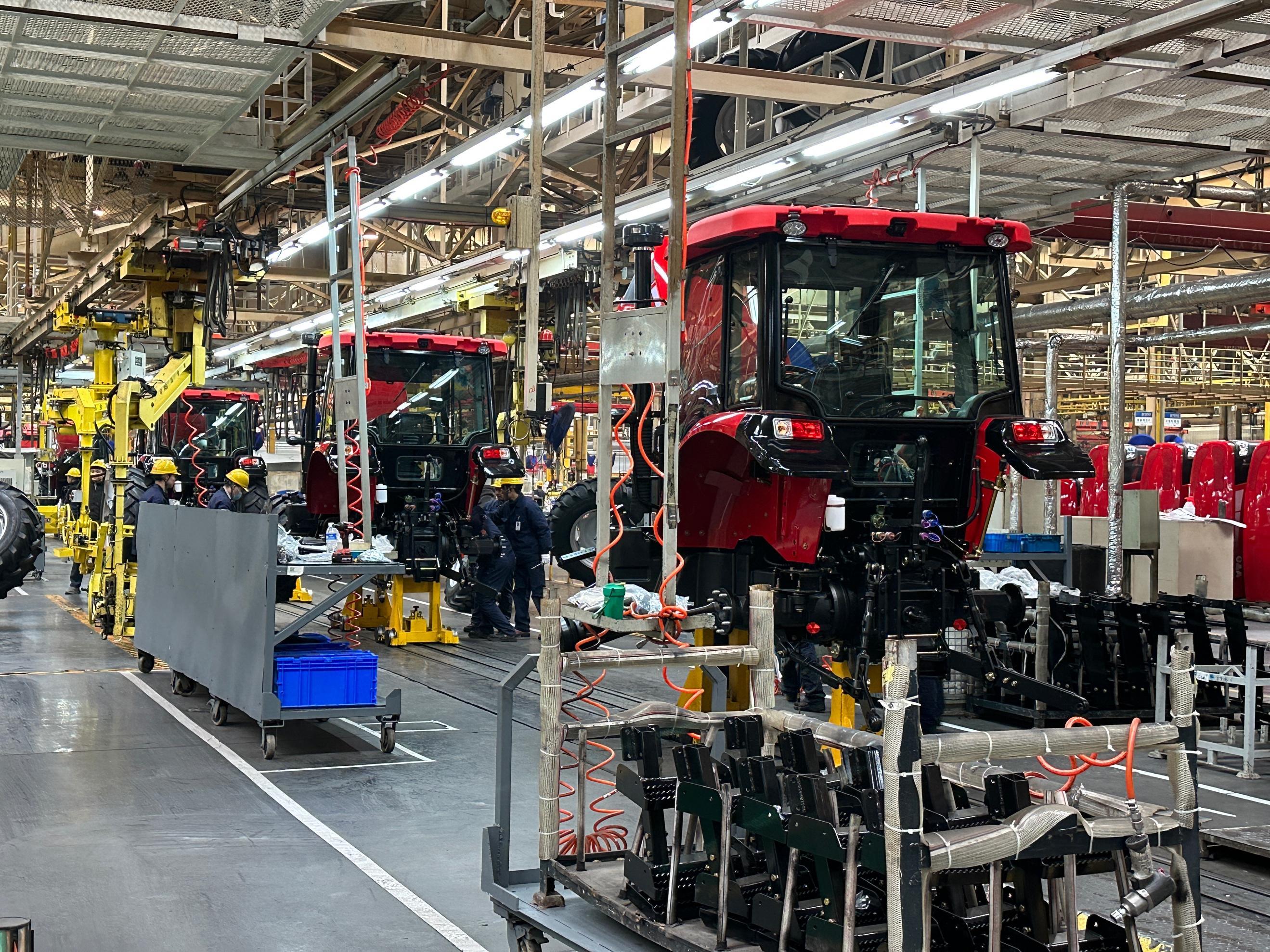 高质量发展调研行丨这个生产车间每隔3分钟就有1台拖拉机下线(图1) 高质量发展调研行丨这个生产车间每隔3分钟就有1台拖拉机下线(图1)