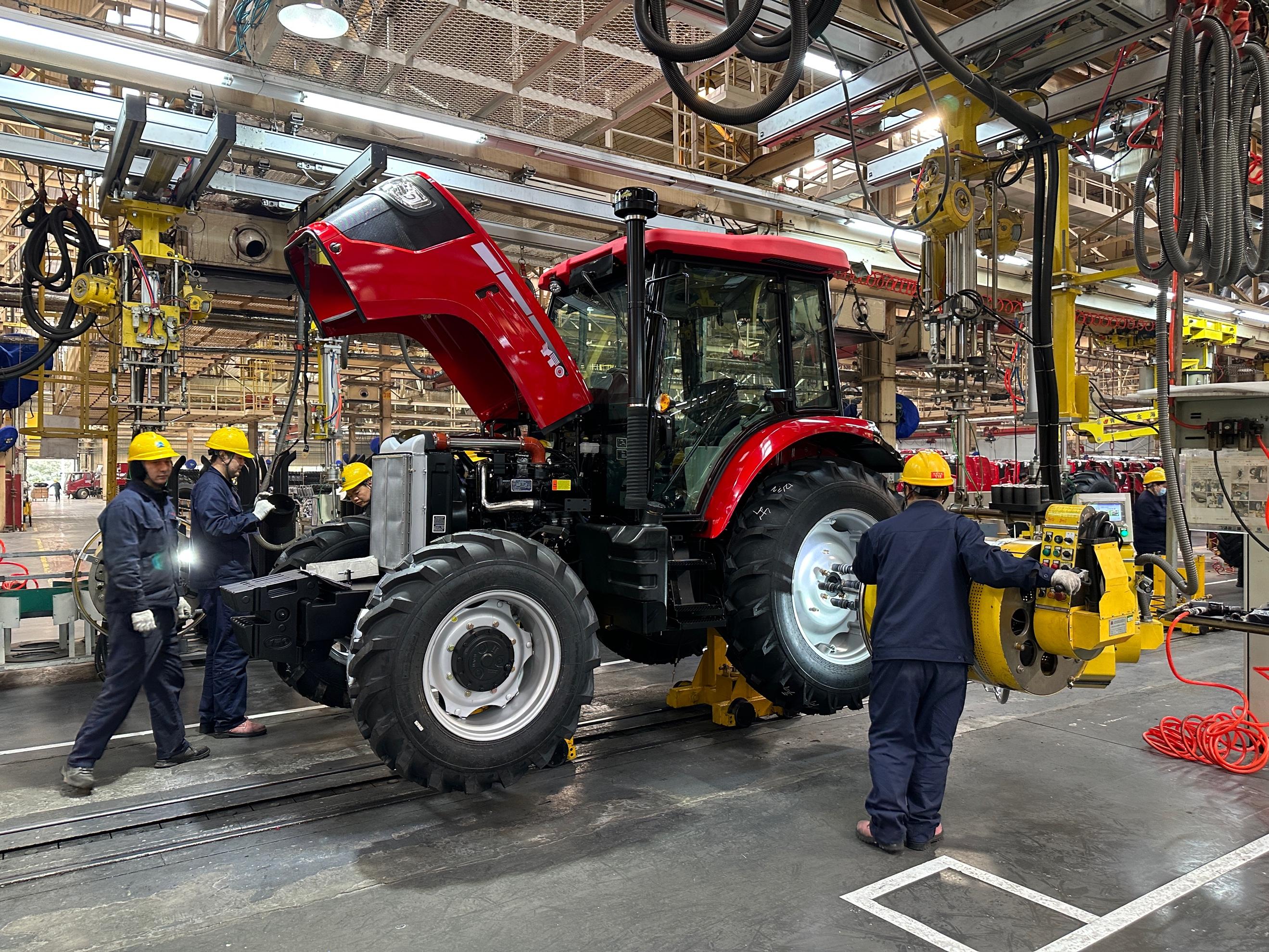 高质量发展调研行丨这个生产车间每隔3分钟就有1台拖拉机下线(图2) 高质量发展调研行丨这个生产车间每隔3分钟就有1台拖拉机下线(图2)