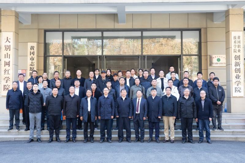 黄冈职院携手华泰窑炉推出全自动装卸料桁架机械手(图1) 黄冈职院携手华泰窑炉推出全自动装卸料桁架机械手(图1)