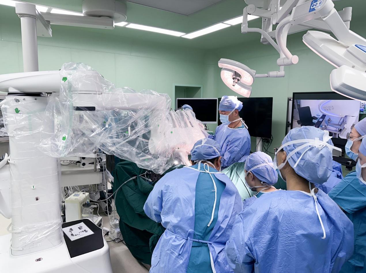 全球首例单臂单孔机器人远程手术完成(图1) 全球首例单臂单孔机器人远程手术完成(图1)