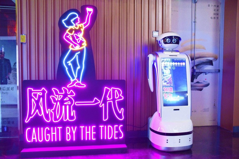 小笨智能服务机器人参演《风流一代》 演绎科技与艺术的浪漫邂逅(图3)