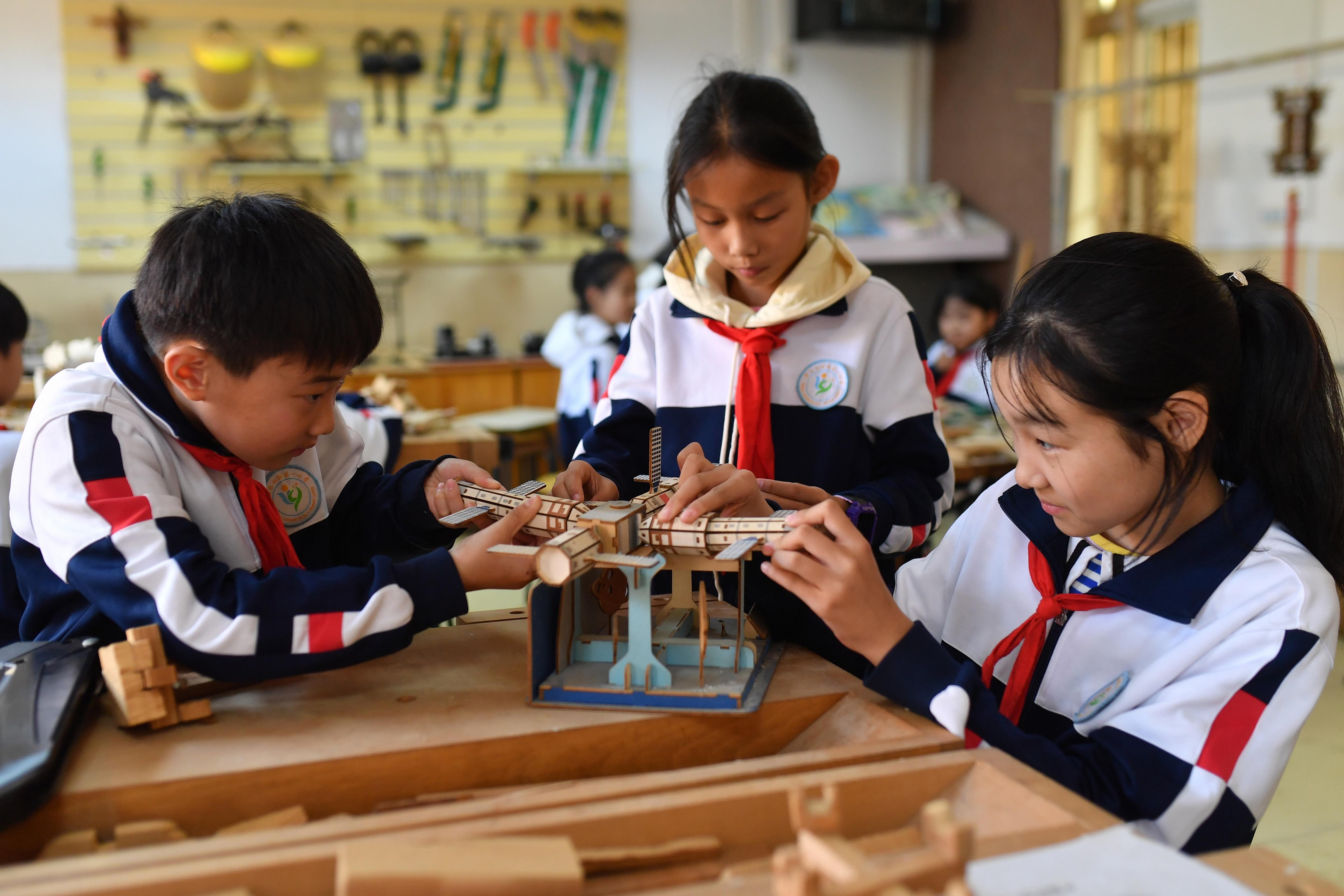 青岛:科普课堂“点亮”科学梦想(图2) 青岛:科普课堂“点亮”科学梦想(图2)