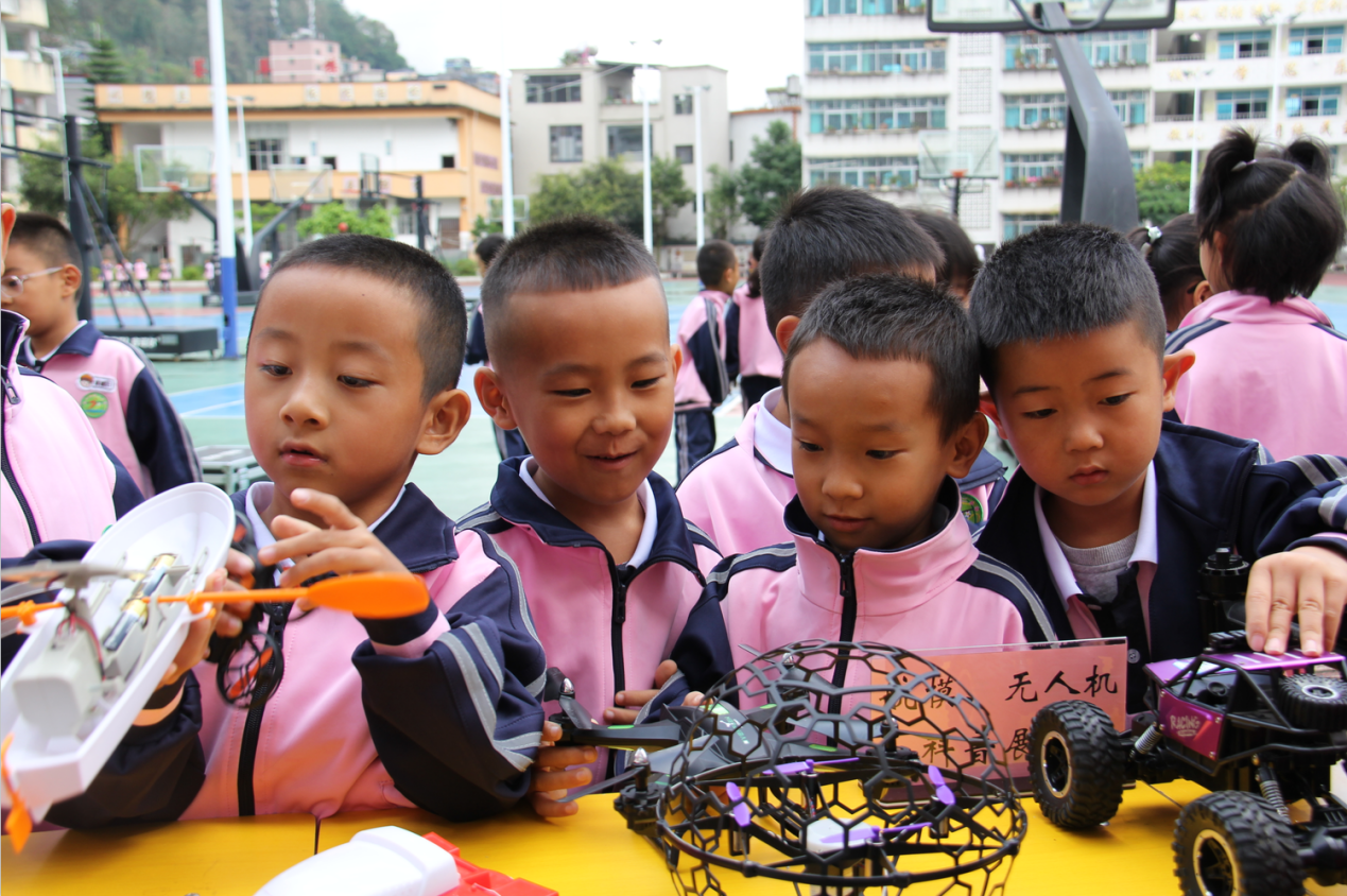 云南红河:科普之花在边境校园绽放(图3) 云南红河:科普之花在边境校园绽放(图3)