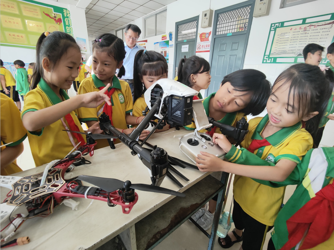 云南红河:科普之花在边境校园绽放(图7) 云南红河:科普之花在边境校园绽放(图7)