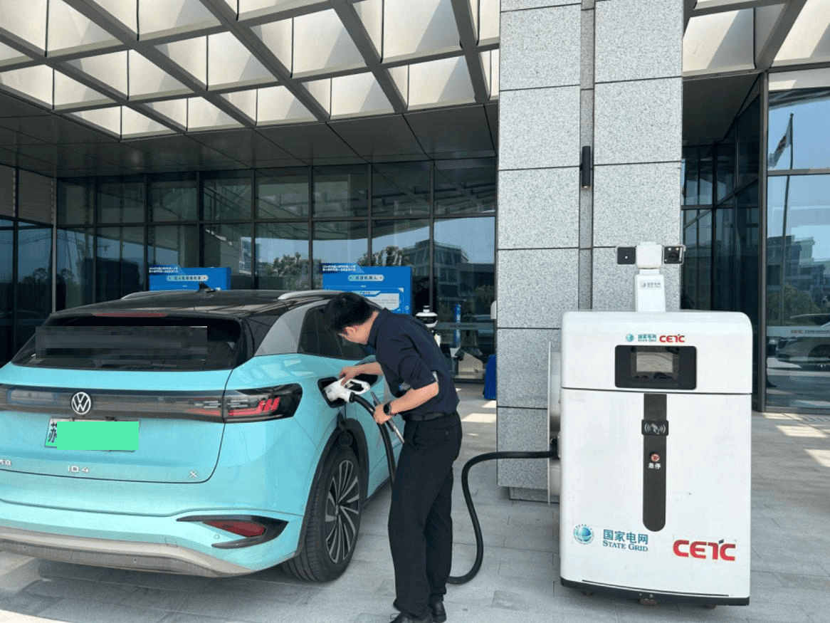 中国小微特机器人创新发展大会成功举办，水陆空机器人现场炫技(图2)