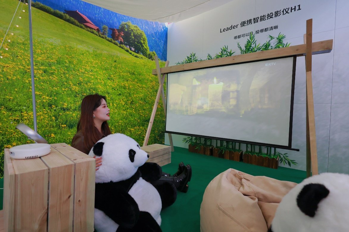 Leader投影仪H1亮相AWE:电池可观影2小时(图2)