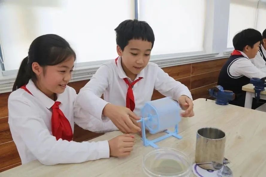 AI作画、和机器人猜拳……徐汇校园刮起了科技“旋风”(图1)