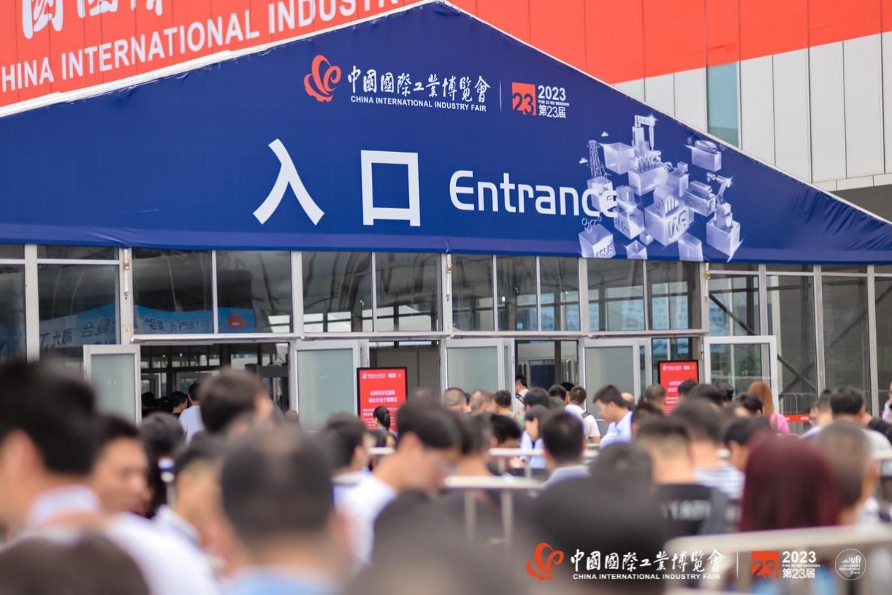 采访专录 | 翼菲机器人闪耀工博会，引领智能制造新浪潮(图1)