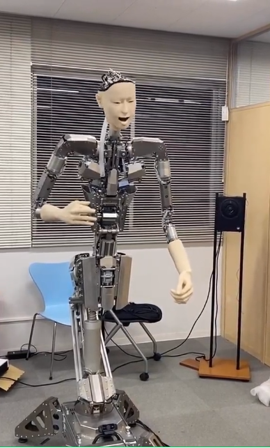 机器人“演小品”？Alter3的这段无实物表演能上春晚了！(图3)