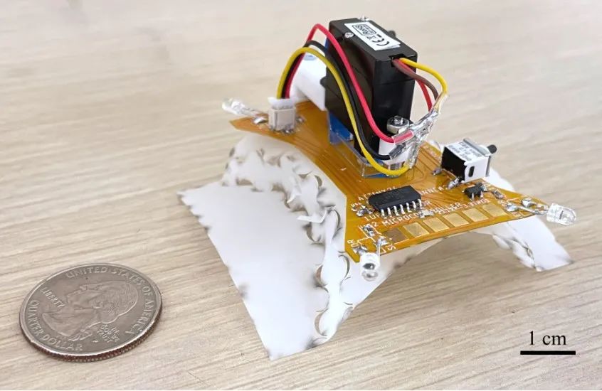 ​四足机器人也走“极简风”？一个马达和电路板就能实现多种复杂功能！(图2)